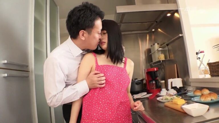 Em nữ sinh mới lớn lần đầu sống thử cùng bạn trai khi lên đại học