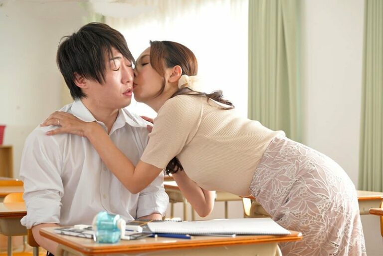 Sau giờ học cô giáo trẻ gạ tình cậu học sinh làm tình trong lớp